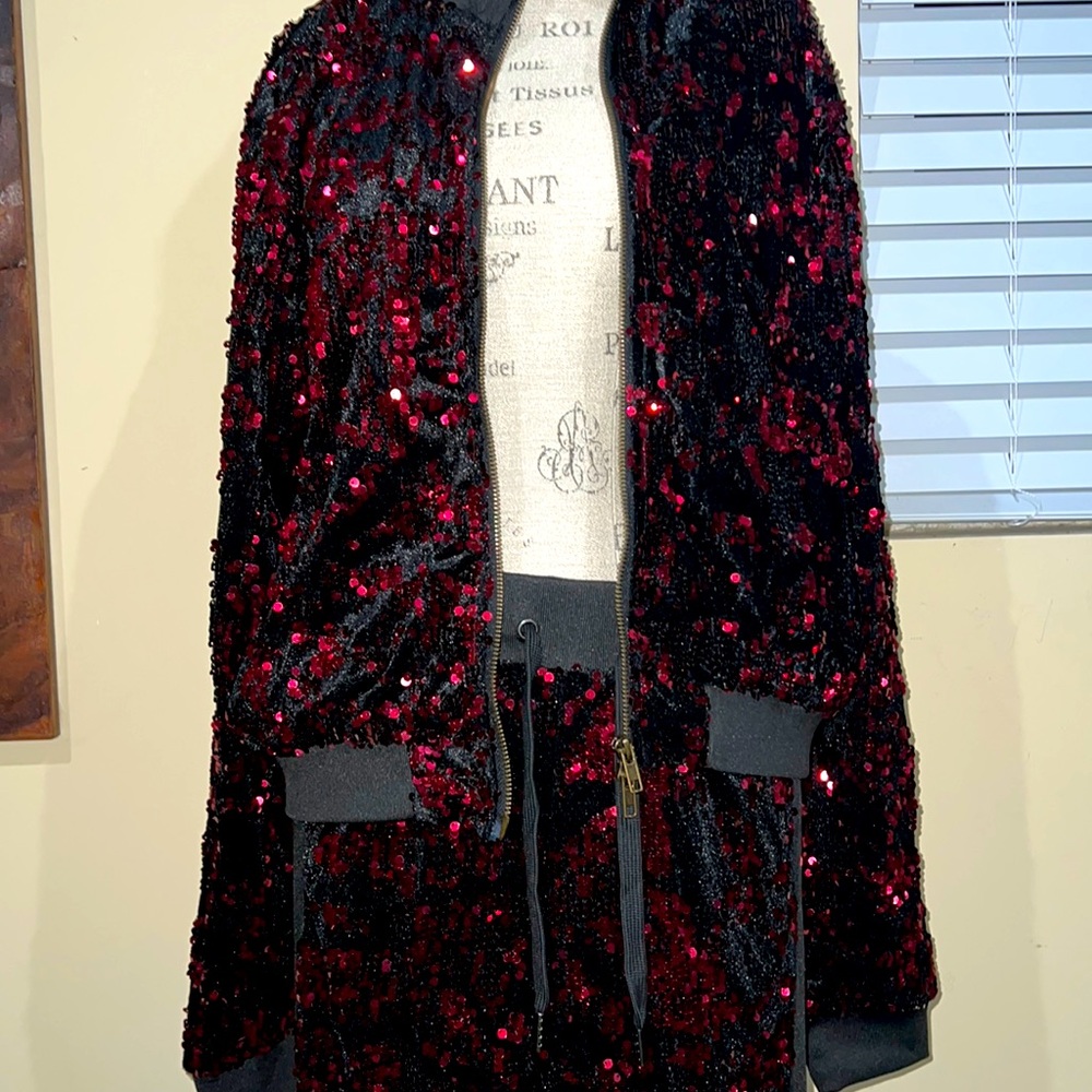2 piece sequins jacket and pants set. Burgundy and black. Size is XL.